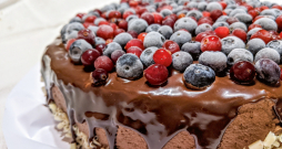 Biezpiena torte ar šokolādi vai marcipānu .