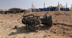 Netālu no Aradas pilsētas Izraēlā nokrituša raķetes dzinēja atliekas.