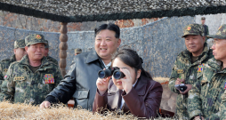 Kims Čenuns ar savu meitu Kimu Čunjonu jaunās ziemeļkorejiešu ballistiskās starpkontinentālās raķetes izmēģinājuma laikā.