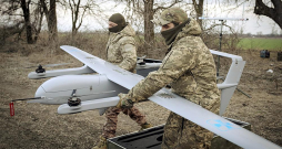 Ukraiņu karavīri no 22. mehanizētās brigādes gatavi palaist lidojumā vidējās darbības dronu “Poseidon H10” frontes līnijā pie Bahmutas.