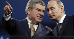 Starptautiskās olimpiskās komitejas prezidents Tomass Bahs (no kreisās) un Krievijas vadonis Vladimirs Putins ziemas olimpisko spēļu noslēguma ceremonijā 2014. gada 23. februārī Sočos.