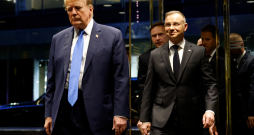 Polijas prezidents Andžejs Duda trešdienas vakarā Ņujorkā "privātā vizītē" tikās ar bijušo ASV prezidentu Donaldu Trampu.