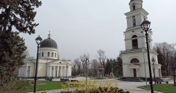 1836. gadā celtā pareizticīgo katedrāle pilsētas centrā pārstāv veco Kišiņevas arhitektūru. Pa labi – zvanu tornis, kas padomju varas gados iznīcināts, bet, sākoties "perestroikas" atkusnim – atjaunots.