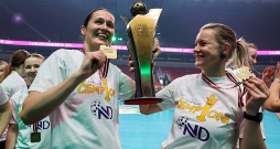 Latvijas sieviešu florbola kluba "NND/RJTC" dibinātājas Karīna Saidova (no kreisās) un Santa Muceniece ar Latvijas čempionu kausu.