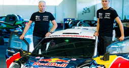 Mārtiņš Sesks (no labās) un Renārs Francis debiju pasaules rallija čempionāta elitē piedzīvos ar "Ford Puma Rally 1" mašīnu.