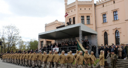Latvijas Neatkarības atjaunošanas dienai veltītā Latvijas un ārvalstu bruņoto spēku militārā parāde pie Alūksnes Jaunās pils 2023. gada 4. maijā.