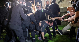 Gruzijas policija otrdienas vakarā Tbilisi pie parlamenta sanākušos demonstrantus centās izklīdināt ar asaru gāzi, ūdens lielgabaliem un gumijas lodēm.