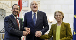 Kipras prezidents Niks Hristodulidis (no kreisās), Libānas pagaidu valdības vadītājs Nadžibs Mikati un Eiropas Komisijas priekšsēdētāja Urzula fon der Leiena ceturtdien Beirūtā apsprieda Eiropas Savienības ekonomisko palīdzību un migrācijas jautājumus.