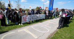Cilvēktiesību aktīvisti pie Izraēlas vēstniecības aicina valsts amatpersonas un Latvijas iedzīvotājus izrādīt solidaritāti ar palestīnas civiliedzīvotājiem.