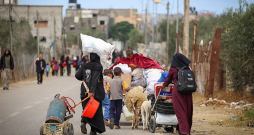 Pēc Izraēlas armijas izplatītā aicinājuma palestīnieši dodas prom no Rafahas.