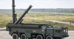 Krievijas raķešu sistēma "Iskander" pagājušā gada augustā poligonā netālu no Maskavas.
