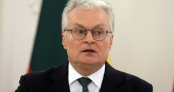 Lietuvas prezidents Gitans Nausēda. Sabiedriskās domas aptaujas rāda, ka Nausēda ir populārākais politiķis Lietuvā, tādēļ viņš, visticamāk, tiks ievēlēts vēl uz pieciem gadiem prezidenta amatā.