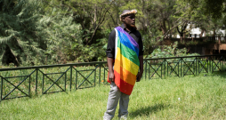 LGBT aktīvista protests Dienvidāfrikā. 
