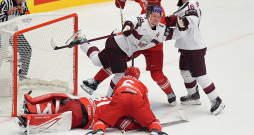 Latvijas hokeja izlasei spēlē pret Poliju neklājās viegli. Uzvaru ar diviem gūtiem vārtiem kaldināja arī komandas kapteinis Kaspars Daugaviņš (no labās) un Rodrigo Ābols, kurš iemeta ripu skaitliskajā mazākumā.