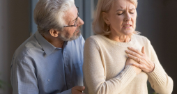 Miokarda infarkta simptoms ir pēkšņas sāpes, kuras lielākoties lokalizējas aiz krūškaula.