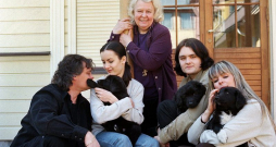 Baiba Indriksone kopā ar ģimeni 2008. gadā: Aivars Leimanis (no kreisās), Elza Leimane, Gusts Leimanis un Gunta Leimane.