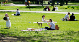 Cilvēki pavasarīgā dienā Vērmanes parkā Rīgā.