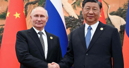 Krievijas vadonis Vladimirs Putins (no kreisās) un Ķīnas prezidents Sji Dzjiņpins Pekinā.