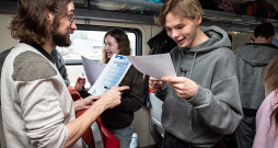 Starptautiskais pasākums "Hop on the train of Europe" pulcēja vairāk nekā 70 jauniešus no Latvijas, kas vilcienā devās uz Valgu, lai kopā ar Igaunijas jauniešiem atzīmētu Eiropas Jaunatnes nedēļu. Pa ceļam ceļabiedru iepazīšanas spēle "Saliedēšanās bingo".