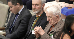 98 gadus vecais Jaroslavs Huņko (Guņko) Kanādas parlamenta sēdē.