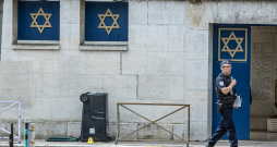 Francijas policija nogalina vīrieti, kas mēģina aizdedzināt sinagogu.