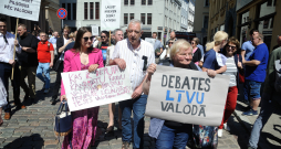 Aptuveni 100 cilvēki Līvu laukumā piketē pret EP priekšvēlēšanu debatēm krievu valodā.
