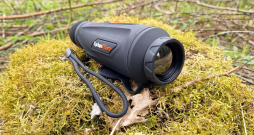 ThermTec Cyclops monoklis ir samērā neliels un viegls, ērti ieguļ plaukstā. Komplektā ir neliela plaukstas siksniņa, lai to varētu ērtāk turēt, un mazliet garāka, lai ierīci varētu pakārt kaklā.