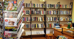 Stienes bibliotēkā glabājas ap 4000 grāmatu.