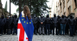 Gruzijas galvaspilsētā Tbilisi notikušo protestu laikā protestētāja ar Eiropas Savienības un Gruzijas karogiem nostājusies pretī policistiem, kas apsargā parlamenta ēku. Gruzijas jaunieši raizējas, ka valdošā partija "Gruzijas sapnis" grasās atņemt viņiem sapni par Gruzijas pievienošanos Eiropas Savienībai.