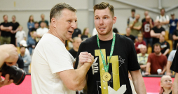 Latvijas Basketbola savienības prezidents Raimonds Vējonis (no kreisās) sveic "VEF Rīgu" ar 11. un tās kapteini Dairi Bertānu – piekto Latvijas čempiona titulu.