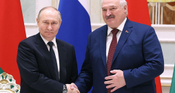 Krievijas vadonis Vladimirs Putins (no kreisās) un Baltkrievijas diktators Aleksandrs Lukašenko tikšanās laikā Minskā. 