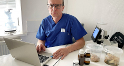 Mūsdienās attieksme pret dabas preparātiem ir mainījusies, savā ikdienas darbā novērojis profilaktiskās medicīnas ārsts un "Veselības laboratorijas" vadītājs Sergejs Kuzņecovs – pie viņa nāk pacienti ar ārsta ieteikumu, piemēram, pēc ķīmijterapijas lietot zemestaukus.