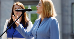 Ministru prezidente Evika Siliņa (no labās) un Latvijas Izglītības un zinātnes darbinieku arodbiedrības (LIZDA) priekšsēdētāja Inga Vanaga piedalās LIZDA rīkotajā izglītības nozares darbinieku pieketā pie Ministru kabineta.