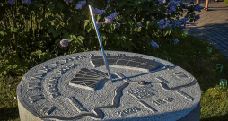 Muzeja "Kalna ziedi" dārzā uzstādītais saules pulkstenis rāda vēsturisko laiku, kādu 15. gadsimtā rādīja tā priekštecis.