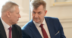 Tukuma novada domes priekšsēdētājs Gundars Važa (no kreisās) un Gulbenes novada pašvaldības domes priekšsēdētājs Andis Caunītis tikšanās laikā ar Valsts prezidentu Rīgas pilī.