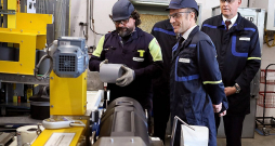 Francijas prezidents Emanuels Makrons (vidū) munīcijas rūpnīcas apskates laikā Beržerakā, Dienvidfrancijā. Aprīlī pie Beržerakas uzsāka jaunas sprāgstvielu ražotnes būvi.