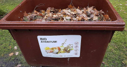 Vides apsaimniekošanas uzņēmuma SIA "Eco Baltia vide" bioloģisko atkritumu konteiners Rīgā, Pirmajos Meža kapos.