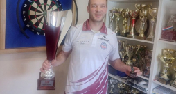 Madars Razma ar lielo Latvijas čempiona trofeju un savu pirmo izcīnīto kausu sacensībās Liepājā 11 gadu vecumā.