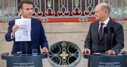 Francijas prezidents Emanuels Makrons (no kreisās) un Vācijas kanclers Olafs Šolcs otrdien piedalījās kopīgā preses konferencē pie Mēzebergas pils, uz ziemeļiem no Berlīnes. Makrons žurnālistiem izrādīja karti, kurā attēlots Krievijas armijas uzbrukums Ukrainas Harkivas apgabalā.
