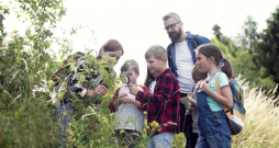 Bērni ir liela atbildība, tāpēc ir svarīgi, lai tas cilvēks, kuram jūs savu bērnu uzticat, domā ne tikai par nometņu programmu un saturu, bet arī par drošības jautājumiem.