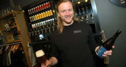 Biedrības "Latvijas Neatkarīgie aldari" priekšsēdētājs, alus darītavas "Labietis" pārstāvis Reinis Pļaviņš: "Ceram, ka algu pieaugums ļaus cilvēkiem biežāk izvēlēties kvalitatīvu Latvijā darītu alu."