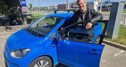 Ansis Bogustovs nedomā, ka savu desmitgadīgo "VW e-up!" kādreiz pārdos. Viņš iecerējis auto drīzāk izjaukt, lai tā baterijas kļūtu par akumulatoriem, kurās uzkrāt saules paneļu saražoto enerģiju.