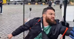 Uzbrucējs bija kāds 25 gadus vecs Afganistānas pilsonis, kas Vācijā uzturējies aptuveni desmit gadus, taču līdz šim nebija nonācis policijas redzes lokā.