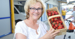 Tirgū sastaptā zemeņu pircēja Maija ir lokālpatriote un zemeņu sezonā cenšas apēst vismaz vairākus kilogramus Latvijā vai reģionā audzēto zemeņu.