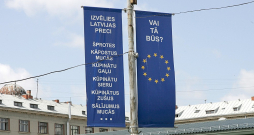 Pirms 20 gadiem – 2004. gada 12. jūnijā – Latvijas iedzīvotāji pirmo reizi piedalījās Eiropas Parlamenta vēlēšanās, jo 2004. gada 1. maijā Latvija kļuva par pilntiesīgu Eiropas Savienības dalībvalsti. Dalība ES un iespēja deleģēt savus politiķus Eiropas lēmējorganizācijās lika uzdot arī šos Latvijas iedzīvotājiem aktuālos jautājumus, kas redzami šajā 2004. gada vasarā tapušajā fotogrāfijā pie Vidzemes tirgus Rīgā. Šogad Latvijas iedzīvotāji EP vēl jau piekto reizi. Kādi jautājumi kandidātiem uz Eiroparlamentu un viņu vēlētājiem ir aktuāli tagad, 2024. gadā?