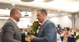 Jānis Buks (no kreisās) sveic Raimondu Lazdiņu ar uzvaru vēlēšanās.