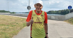 "Zāle atkal ir tik zaļa, debesis tik augstas un tik zilas! Es smaidu," skriešanas prieku apraksta Māris Baltais.