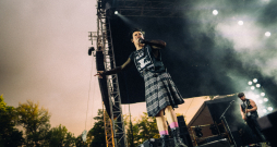 Siguldas pilsdrupu estrāde atklāj koncertsezonu ar enerģisko "Yungblud" šovu. 