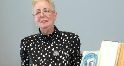 Helju Ralbringa: “Mēs ar brāli Kārli Ozoliņu ticam, ka vēl var atklāties kādi nezināmi fakti par mūsu tēta Dailes teātra aktiera Miervalda Ozoliņa īstajiem vecākiem.”