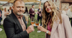 Nurmuižas atjaunošanu Oļegs Fiļs sauc par savu mīlestības darbu, viņa dzīvesdraudzene, tagad arī pils vadītāja Kristīne Jelinska to ievirzījusi biznesa sliedēs.